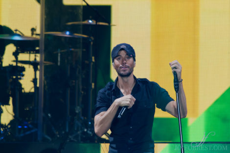 Enrique Iglesias, Manchester, Music, American, Jo Forrest, Review