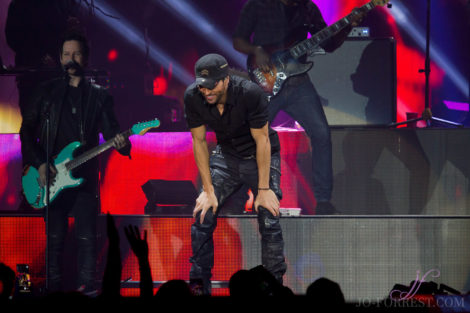 Enrique Iglesias, Manchester, Music, American, Jo Forrest, Review